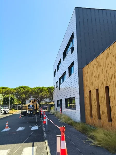 Nettoyage de façade à la nacelle élévatrice par Aquit'n Nettoyage