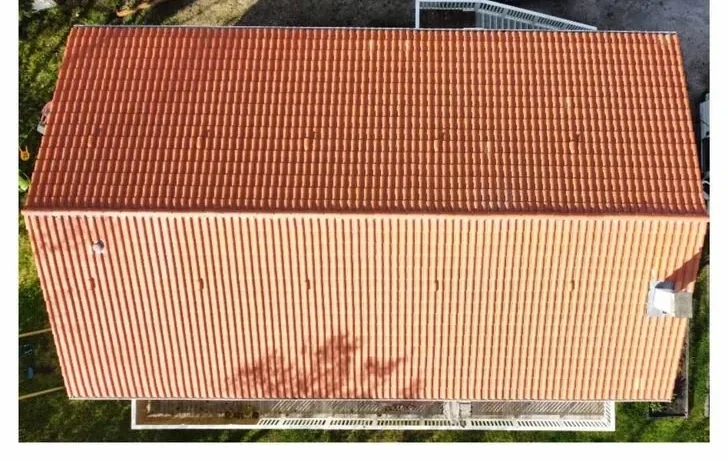 Toiture et gouttières nettoyées, vue aérienne par Aquit'n Nettoyage
