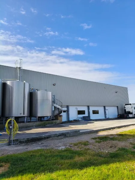 Cuves inox sur site agroalimentaire avant nettoyage