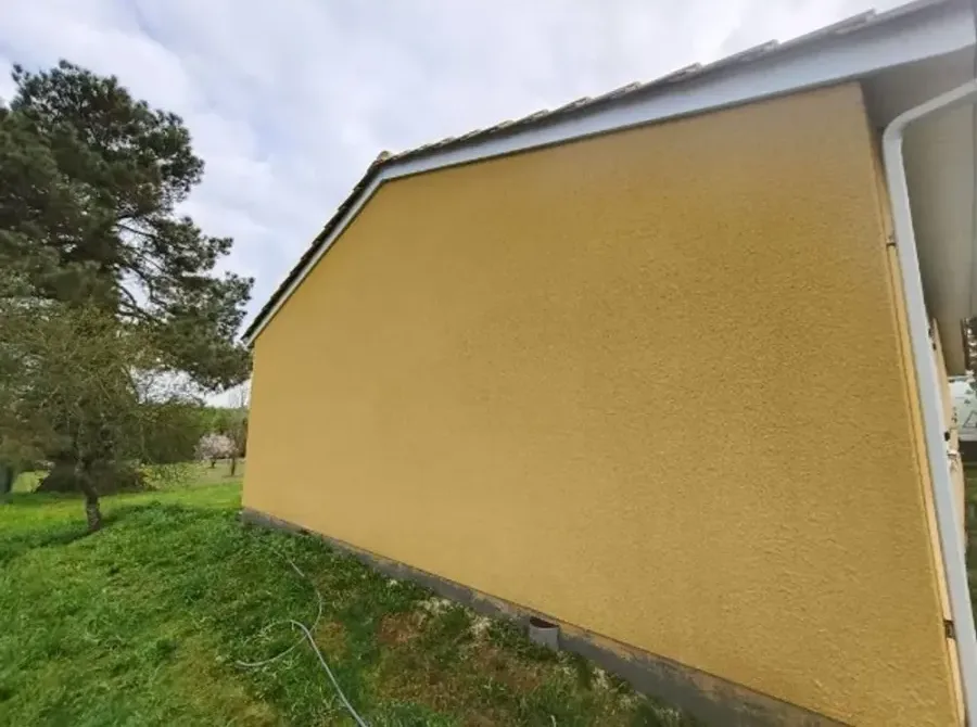 Pignon de maison nettoyé par Aquit'n Nettoyage