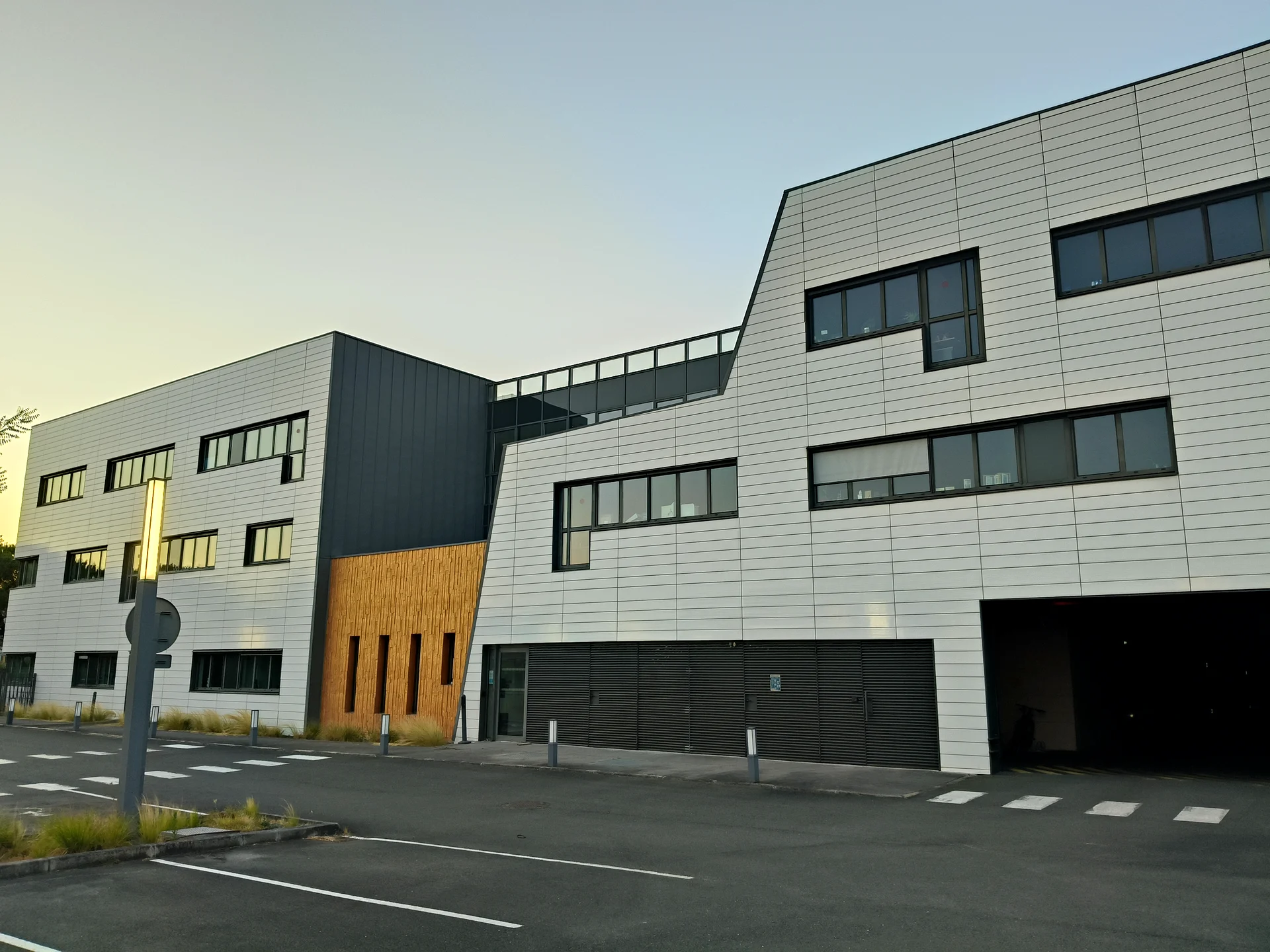 Nettoyage de façade de bâtiment professionnel par nacelle